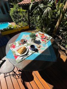 a glass table with a plate of food on it at Canoa Ilha Grande in Abraão