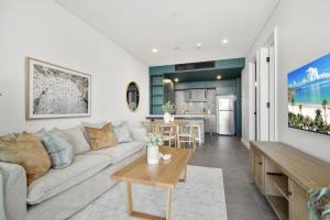 un salon avec un canapé et une table dans l'établissement Chic 1-Bed Escape in Fremantle with Parking, à North Fremantle