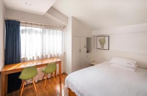 Letto o letti in una camera di Xiamen Gulangyu Heitan Hotel