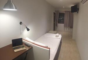 เตียงในห้องที่ โรงแรม ชบา ชาเล่ต์