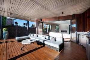 Posezení v ubytování Blairgowrie Bay Villa - Luxe Pool and Beachfront