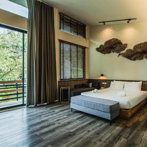 Postel nebo postele na pokoji v ubytování Lumphawa Amphawa Resort