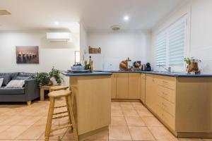 Kuchyň nebo kuchyňský kout v ubytování Sunbird Gardens Villa 3