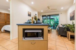 Kuchyň nebo kuchyňský kout v ubytování Sunbird Gardens Villa 3
