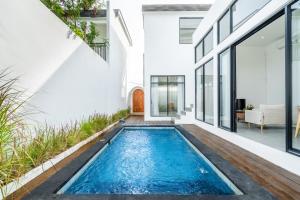 Bazén v ubytování Light Way Villa in Canggu nebo v jeho okolí