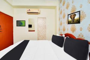 Postel nebo postele na pokoji v ubytování Super Hotel O Erode Bus Stand