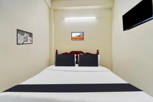 Postel nebo postele na pokoji v ubytování Super Hotel O Erode Bus Stand