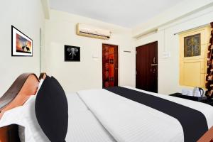 Postel nebo postele na pokoji v ubytování Super Hotel O Erode Bus Stand