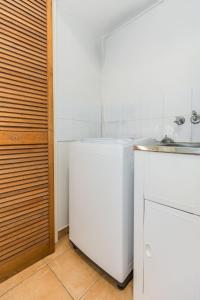 Kuchyň nebo kuchyňský kout v ubytování Sunbird Gardens Villa 1