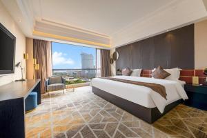 a hotel room with a large bed and a large window at Park Lane Hotel in Shunde +255 photos