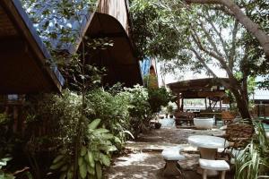 Taman di luar RuenNamyen Resort Amphawa