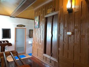 Televisyen dan/atau pusat hiburan di RuenNamyen Resort Amphawa