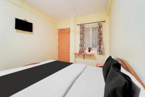 TV a/nebo společenská místnost v ubytování Super Hotel O Airport Road Coimbatore