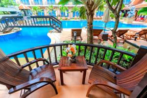 Bazen u objektu Nipa Resort, Patong Beach - SHA Extra Plus ili u blizini