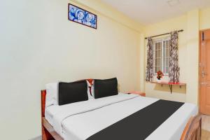 Postel nebo postele na pokoji v ubytování Super Hotel O Airport Road Coimbatore
