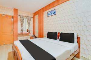 Postel nebo postele na pokoji v ubytování Super Hotel O Airport Road Coimbatore
