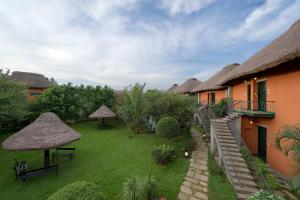 O grădină în afara Sparsa Resort Thiruvanamalai