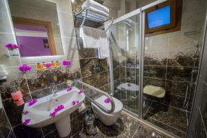 Ein Badezimmer in der Unterkunft Kayı Hotel