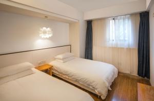 Letto o letti in una camera di Xiamen Gulangyu Heitan Hotel