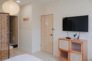 TV a/nebo společenská místnost v ubytování Boléro Homestay I 鄰近花園夜市