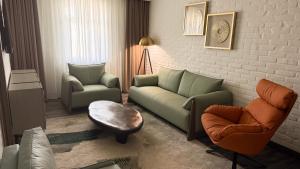 タシュケントにあるHL 309 Hotelのリビングルーム(ソファ、椅子付)