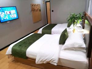 Postel nebo postele na pokoji v ubytování GreenTree Inn Yixing Zhangzhu Express Hotel
