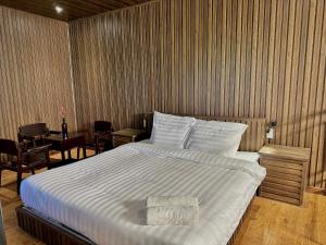Postel nebo postele na pokoji v ubytování Moc Nha Minh Hotel Da Lat