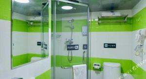 ein Bad mit einer Dusche mit Grün- und Weißstreifen in der Unterkunft 7 Days Inn Luzhou Longma Avenue District Government in Luzhou + 150 Fotos