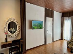 TV a/nebo společenská místnost v ubytování Moc Nha Minh Hotel Da Lat