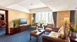 Argyle International Airport Hotel Shanghai的电视和/或娱乐中心