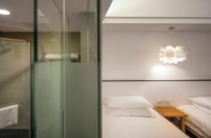 Letto o letti in una camera di Xiamen Gulangyu Heitan Hotel