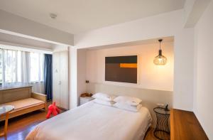 Letto o letti in una camera di Xiamen Gulangyu Heitan Hotel