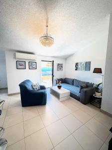 salon z niebieską kanapą i stołem w obiekcie Apartman "Sabine" with heated pool w mieście Omišalj