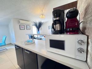 Kuchnia lub aneks kuchenny w obiekcie Apartman "Sabine" with heated pool