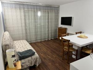 ein Wohnzimmer mit Sofa und Tisch in der Unterkunft Appartement Saint Lary Soulan in Saint-Lary-Soulan