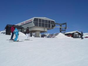 ランスヴィラールにあるRésidence la Stellinaのスキーリフト前のスキー乗り場