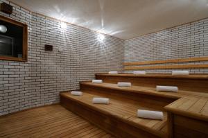ein Warteraum mit Bänken und Ziegelwänden in der Unterkunft Hotel Emisia Sapporo in Sapporo + 37 Fotos
