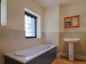 Vannituba majutusasutuses Yard Cottage +28 fotot