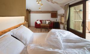 A bed or beds in a room at Weingut Georgium