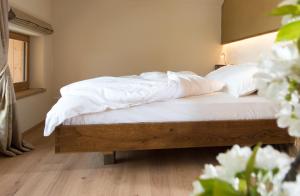 A bed or beds in a room at Weingut Georgium