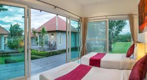 Ban Rai Khlong SaiLucerne Villa Resort的一间有两张床和一扇大窗户的卧室 更多89张照片