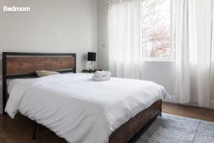 Katil atau katil-katil dalam bilik di Stylish 2br1ba Free Parking Queen Beds