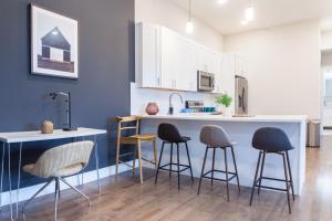 Dapur atau dapur kecil di Stylish 2br1ba Free Parking Queen Beds +10 gambar