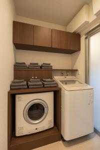 YugeにあるMOVA VILLA Koshi Sekisui 1の洗濯機と洗濯機付きのランドリールーム