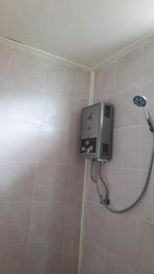 ein Badezimmer mit einem Seifenspender an der Wand in der Unterkunft Jit Dee Home Khao Kho in Khao Kho