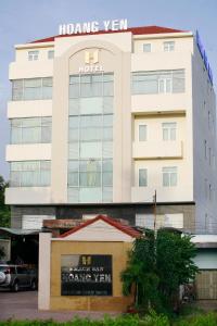 un gran edificio blanco con un cartel de hotel en Hoang Yen 2 Hotel, en Thu Dau Mot