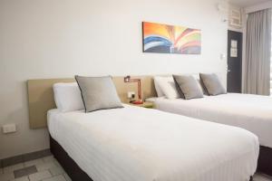 Letto o letti in una camera di Nightcap at Emerald Star Hotel