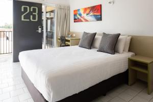 Letto o letti in una camera di Nightcap at Emerald Star Hotel