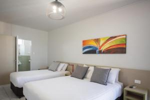 Letto o letti in una camera di Nightcap at Emerald Star Hotel