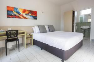 Letto o letti in una camera di Nightcap at Emerald Star Hotel